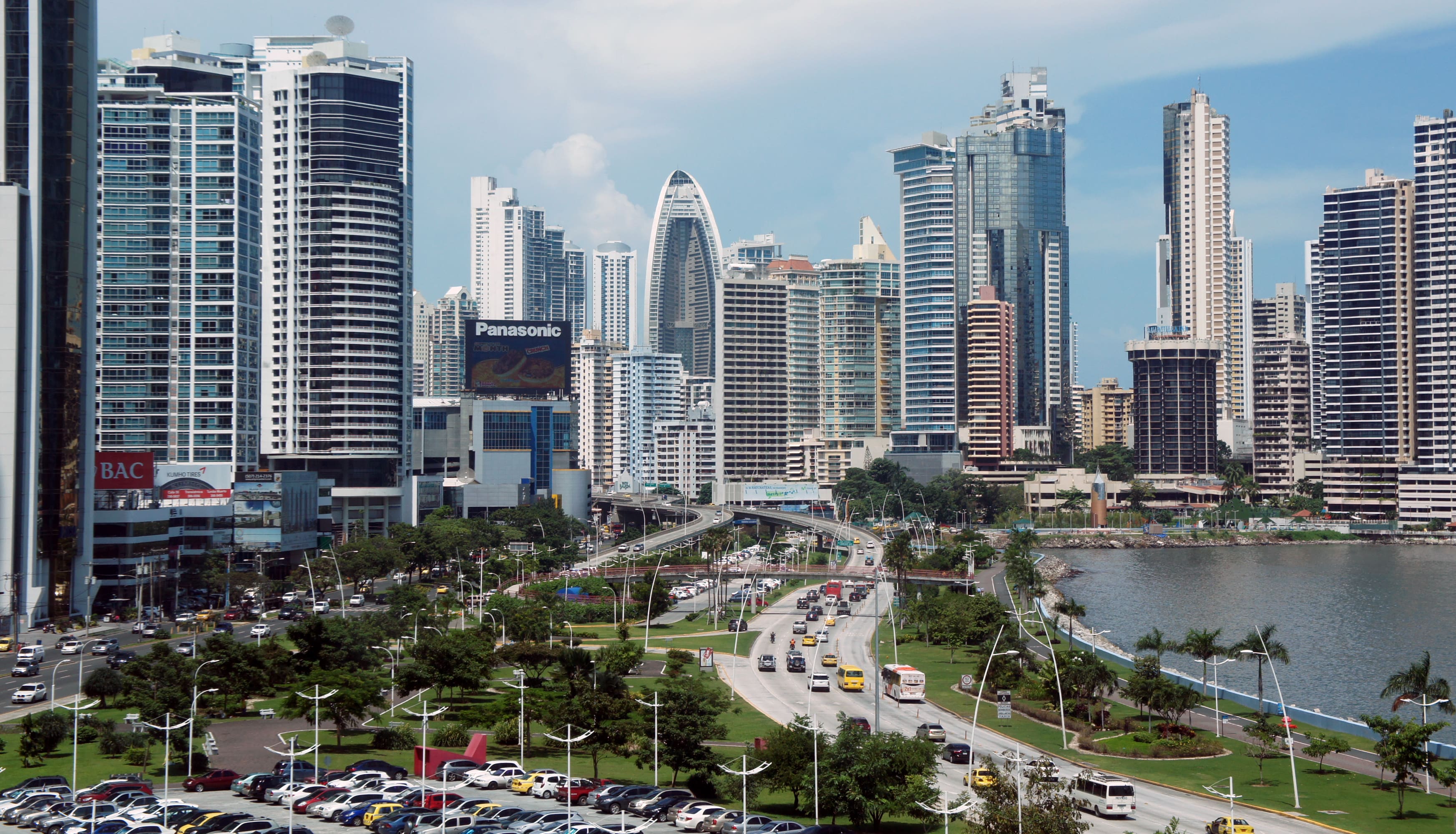 Panorámica de Avenida Balboa y la bahía de Panamá